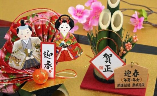 年男・年女の意味を解説する、門松や絵馬などのお正月飾りのイメージ画像