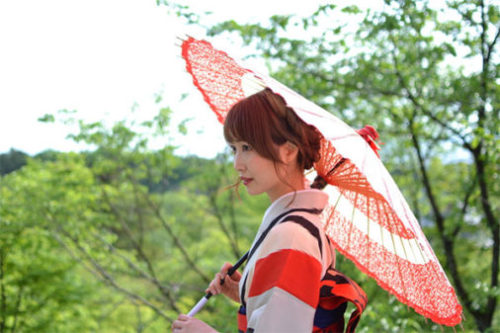 和傘の女性